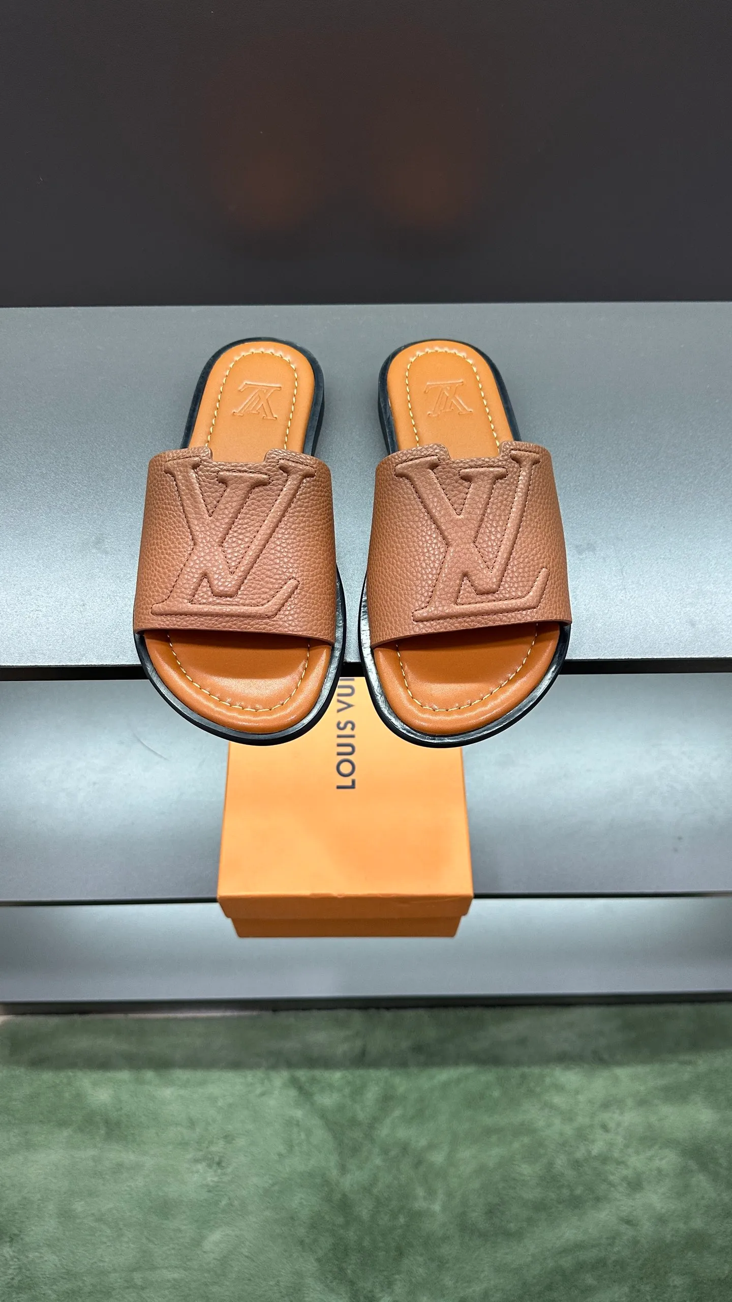 P300 🔍LV Men's Spring and Summer Slippers Counter Synchronization. The uppers are imported cowhide fabrics from Italy, with logo graphics and high-quality craftsmanship. Soles: original soles specially provided by the original factory. Exclusive movable molded soles are super comfortable. Original factory follow-up orders. 🔍🔍High quality. You can enter and leave the counter at will. Welcome to compare. Code number 38-45 No. 058